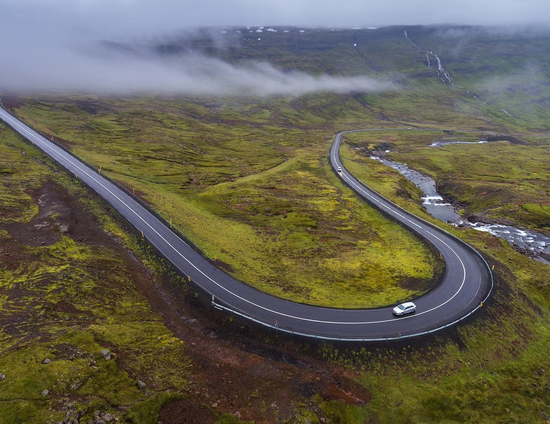 Paysage avec route sinueuse 