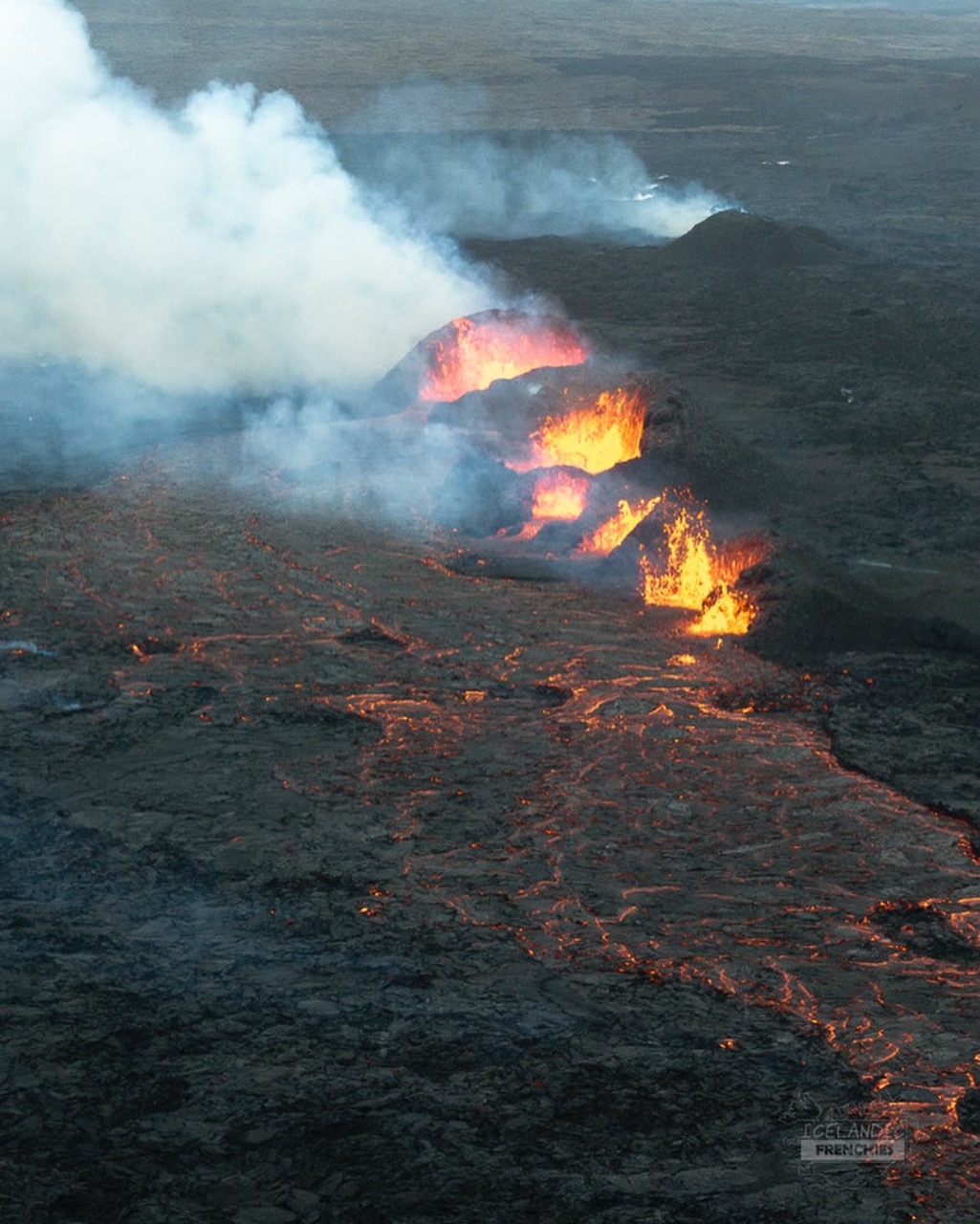 Paysage avec un volcan en activité