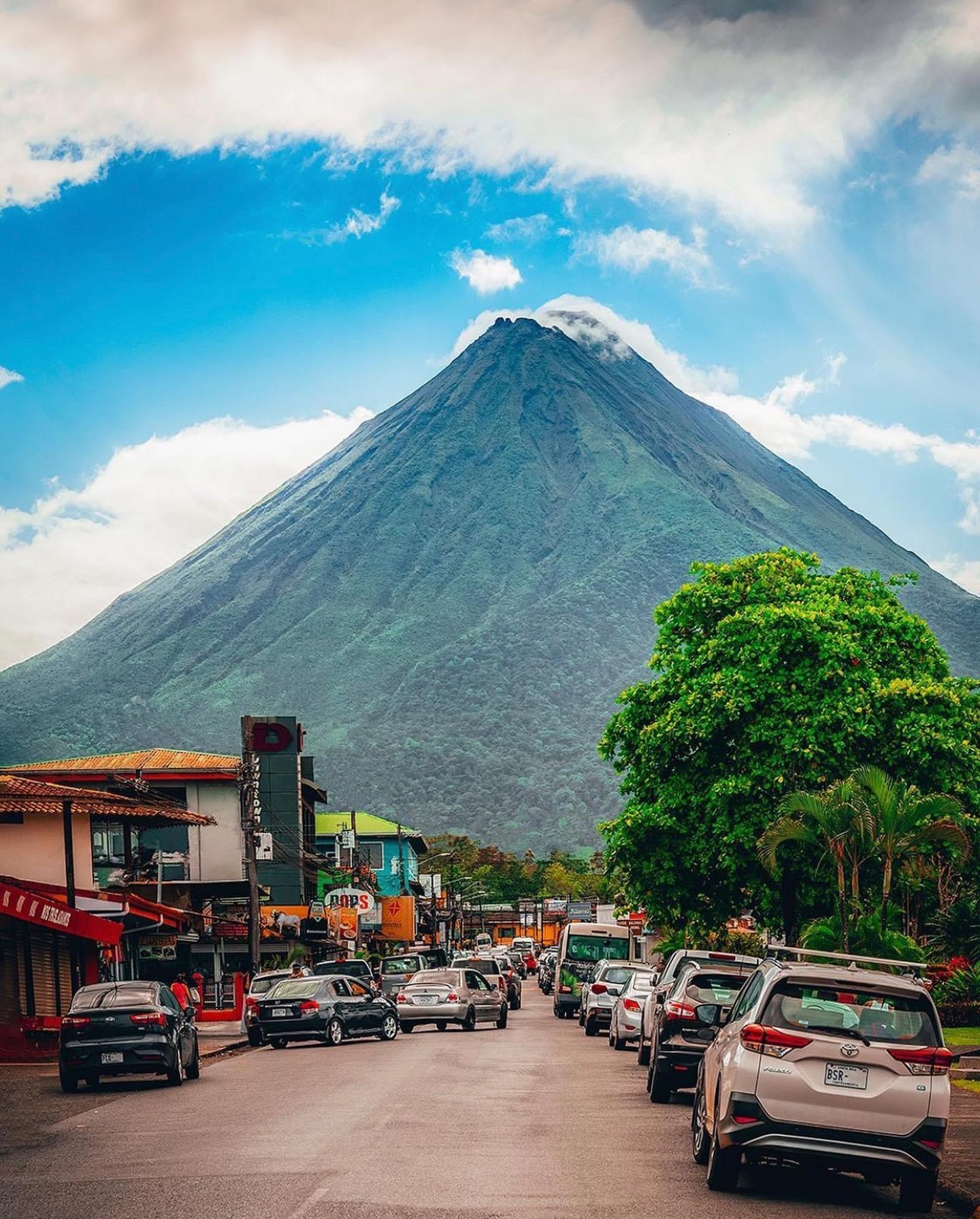 Paysage avec une montagne en fond