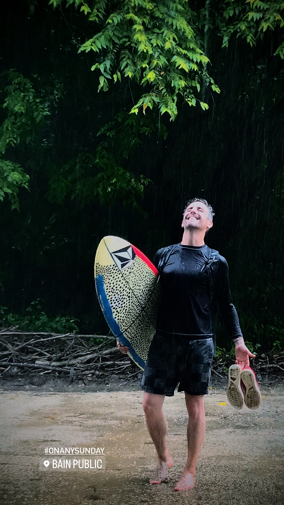 Moi avec une planche de surf