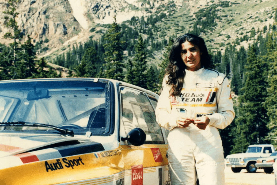 Michèle Mouton à côté d'une voiture