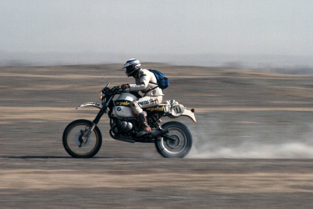 BMW R 12 G/S sur route de sable