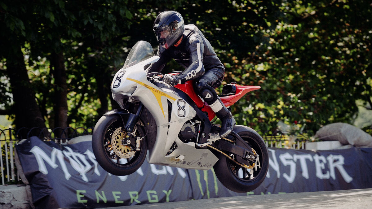 Guy Martin sur sa moto qui saute