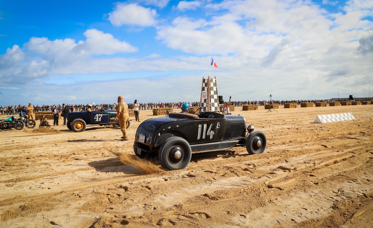 Voiture atypique en course