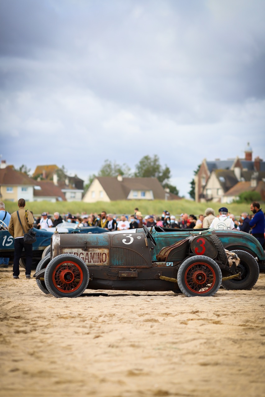 Voiture atypique à l'arrêt