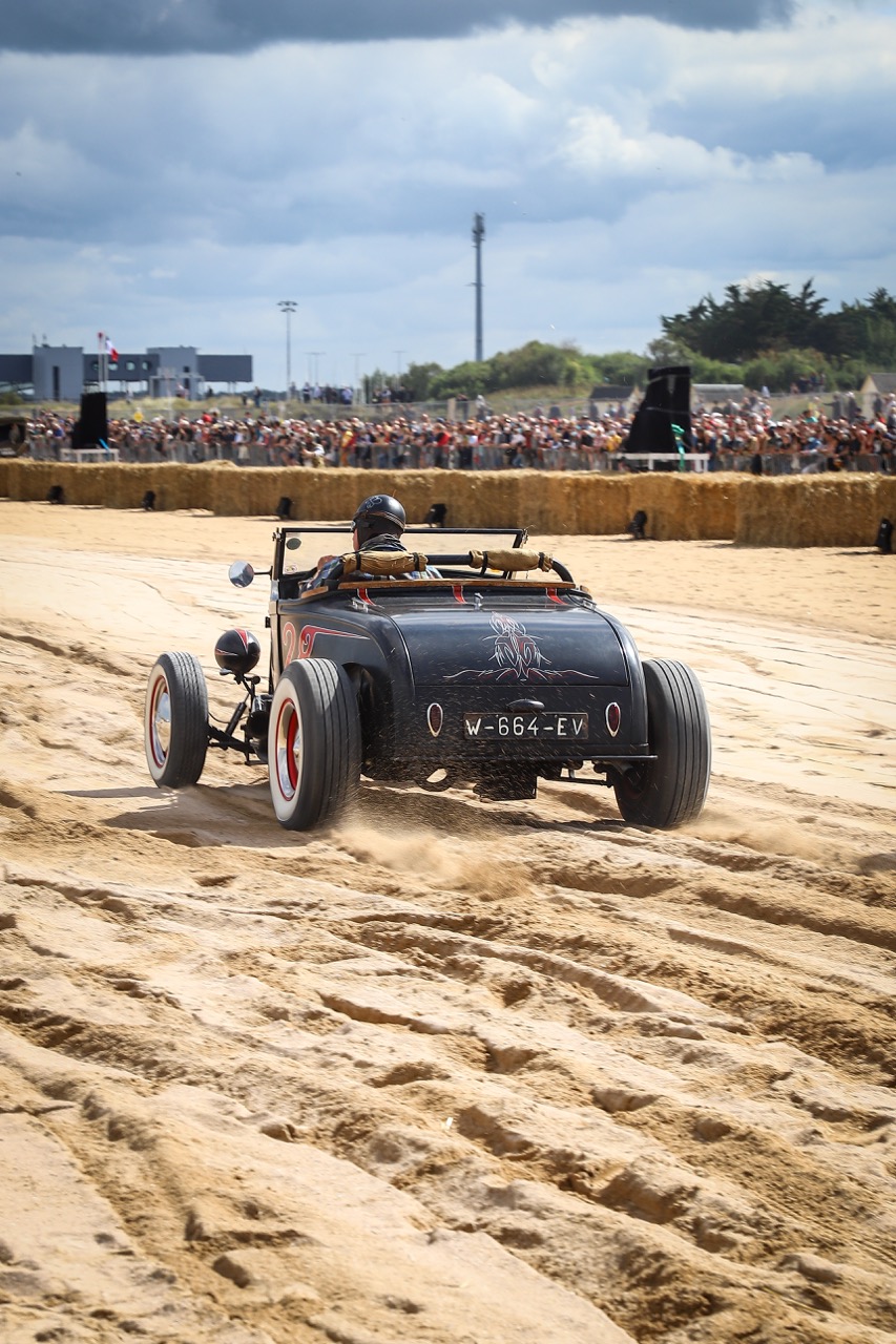 Voiture atypique en course
