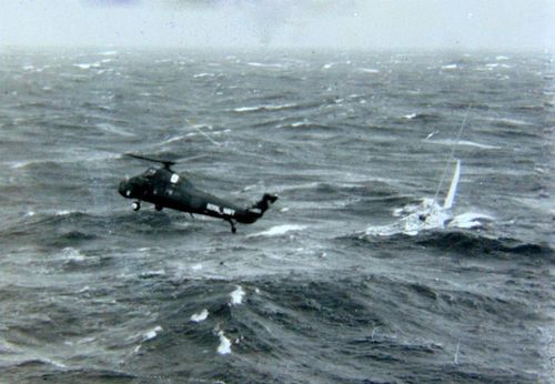 Hélicoptère proche de la mer