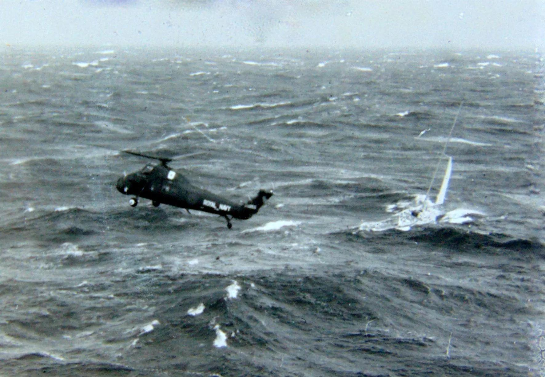 Hélicoptère proche de la mer