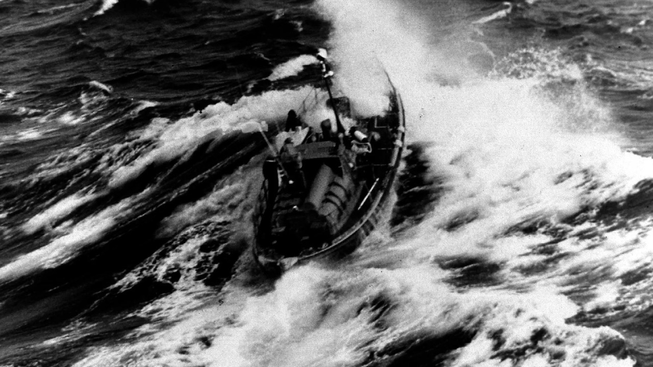 Bateau dans les vagues