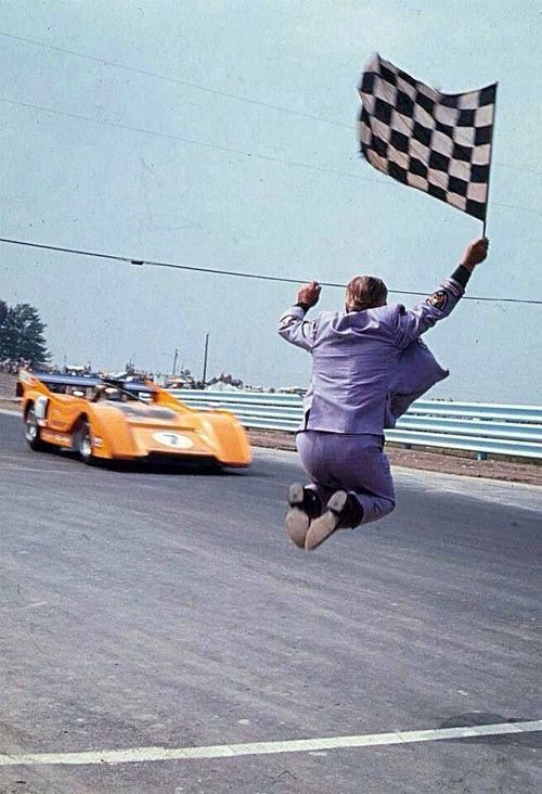 Voiture sur la ligne d'arrivée avec le drapeau à damier
