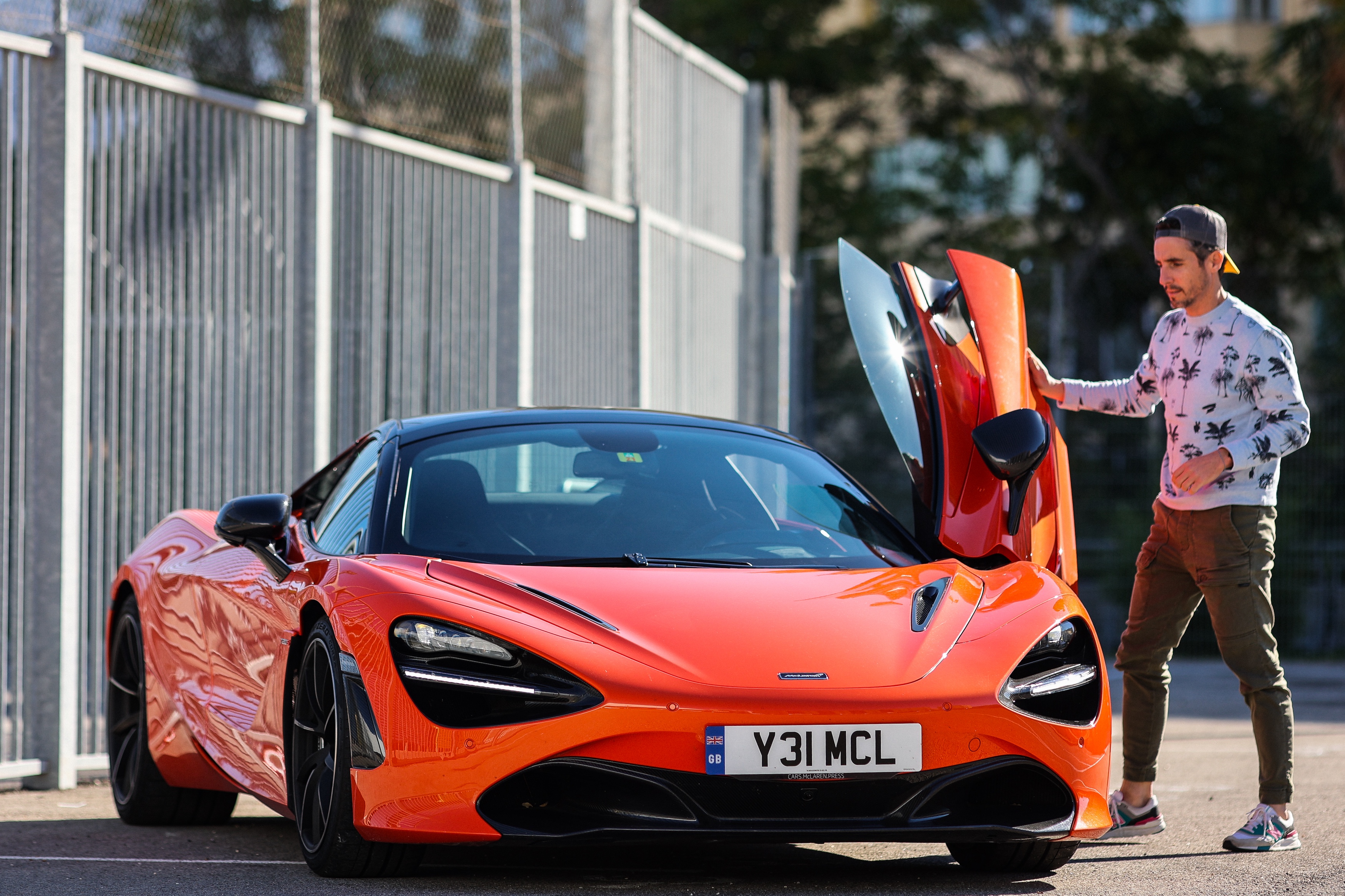 McLaren 720S vue de face avec Guillaume qui rentre à l'intérieur
