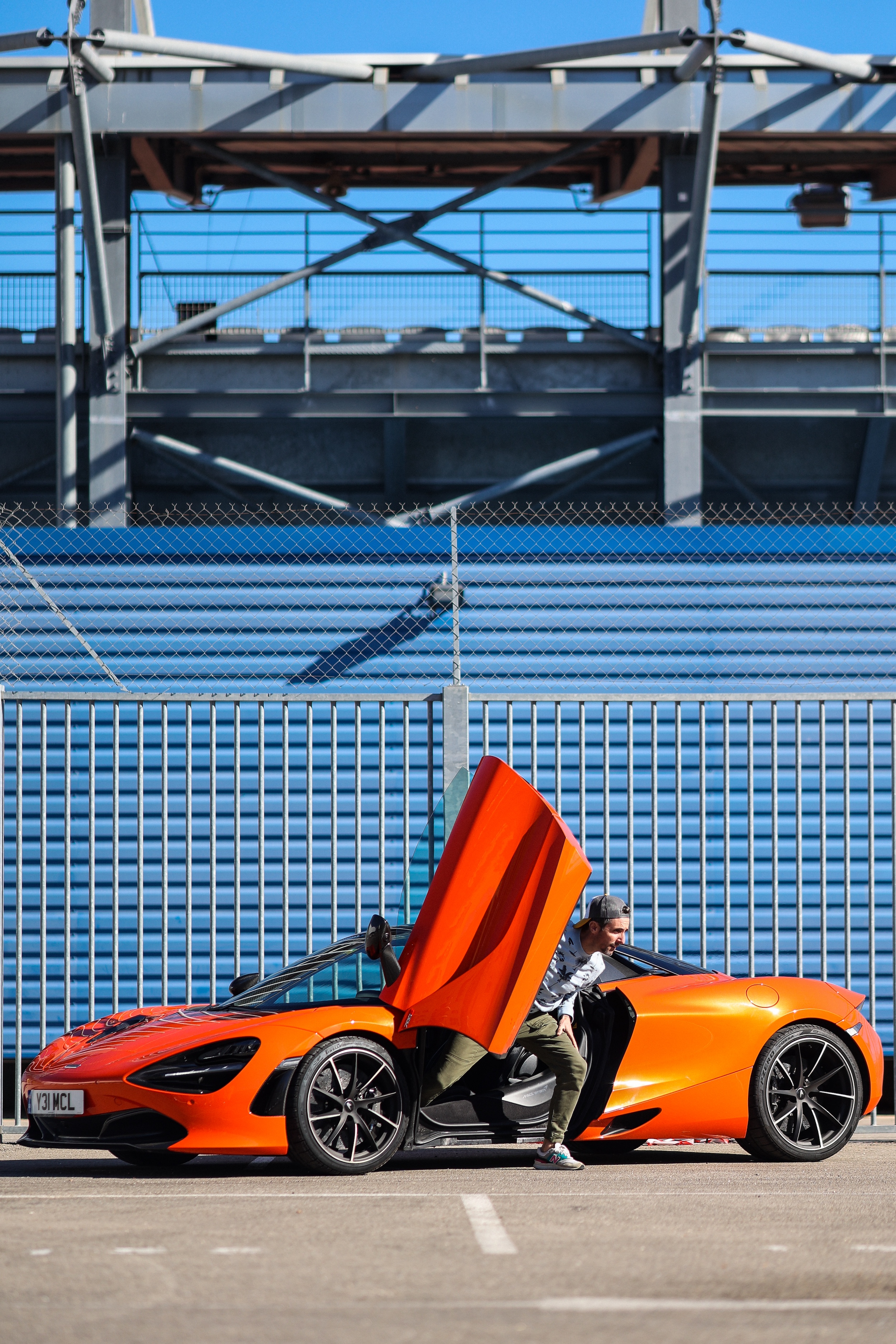 McLaren 720S vue de côté avec porte ouverte