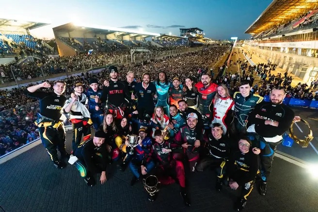 tribunes bondées des fans du GP Explorer avec les youtubeurs au premier plan