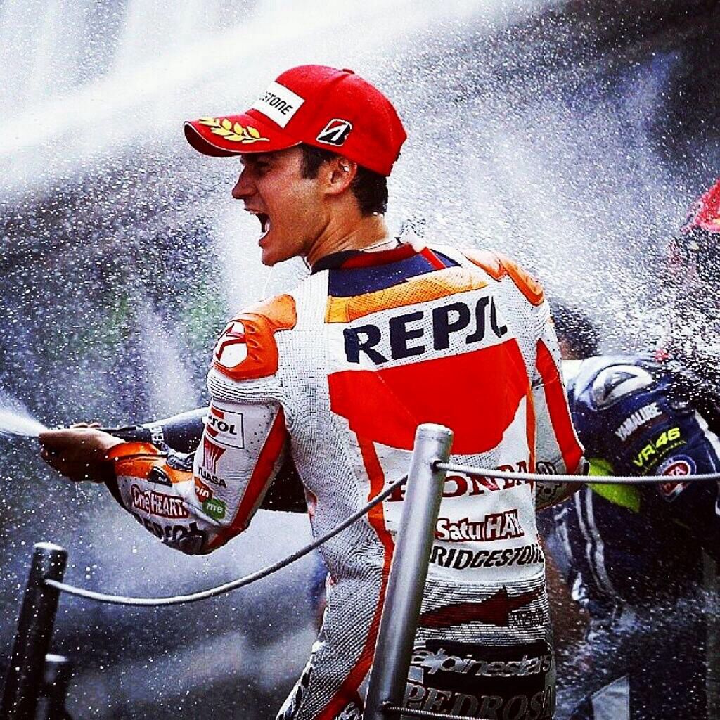 Dani Pedrosa célèbre une victoire en 2012, saison où il a frôlé le titre mondial avant une chute fatale à Sepang.