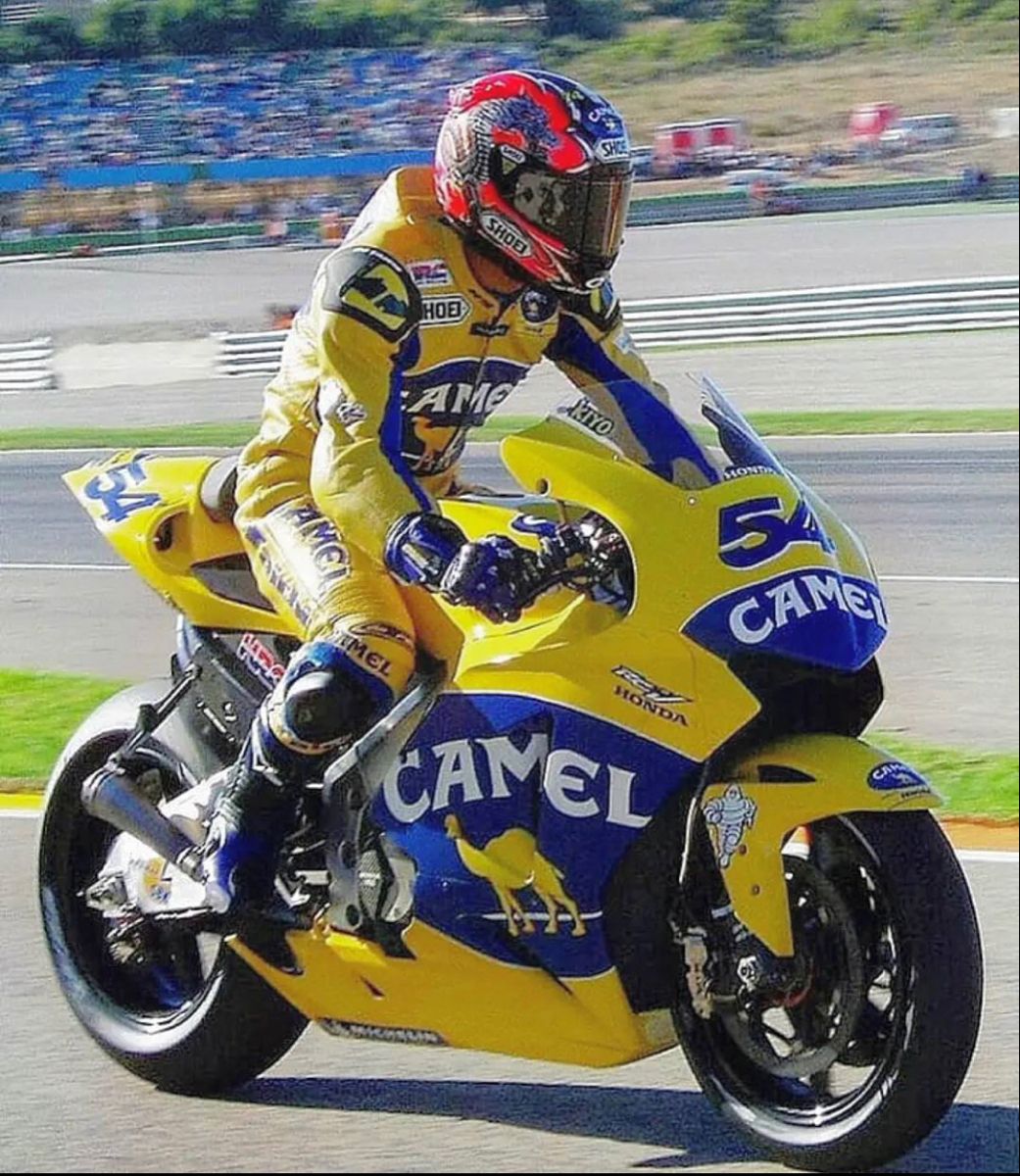 les grandes années de gibernau ici sur sa moto avec la fameuse déco camel