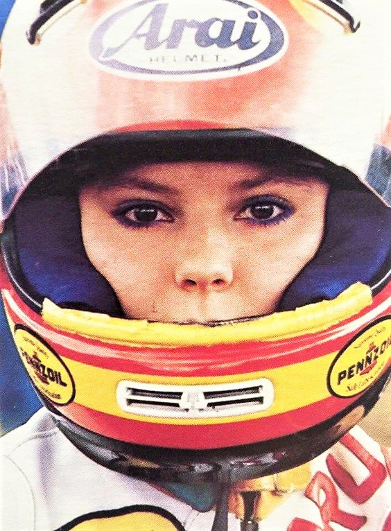 Taru Rinne avec un casque Arai de pilote de motogp