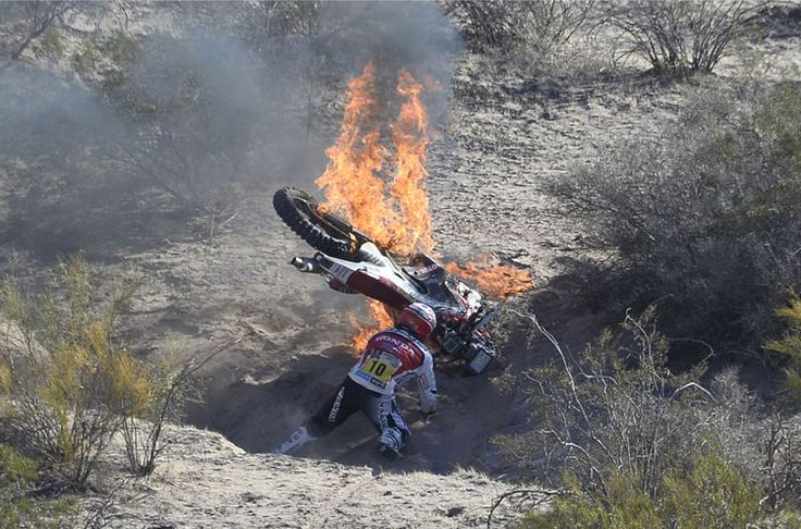 image impressionnante de Paulo Gonçalves face à sa moto en feu en 2017