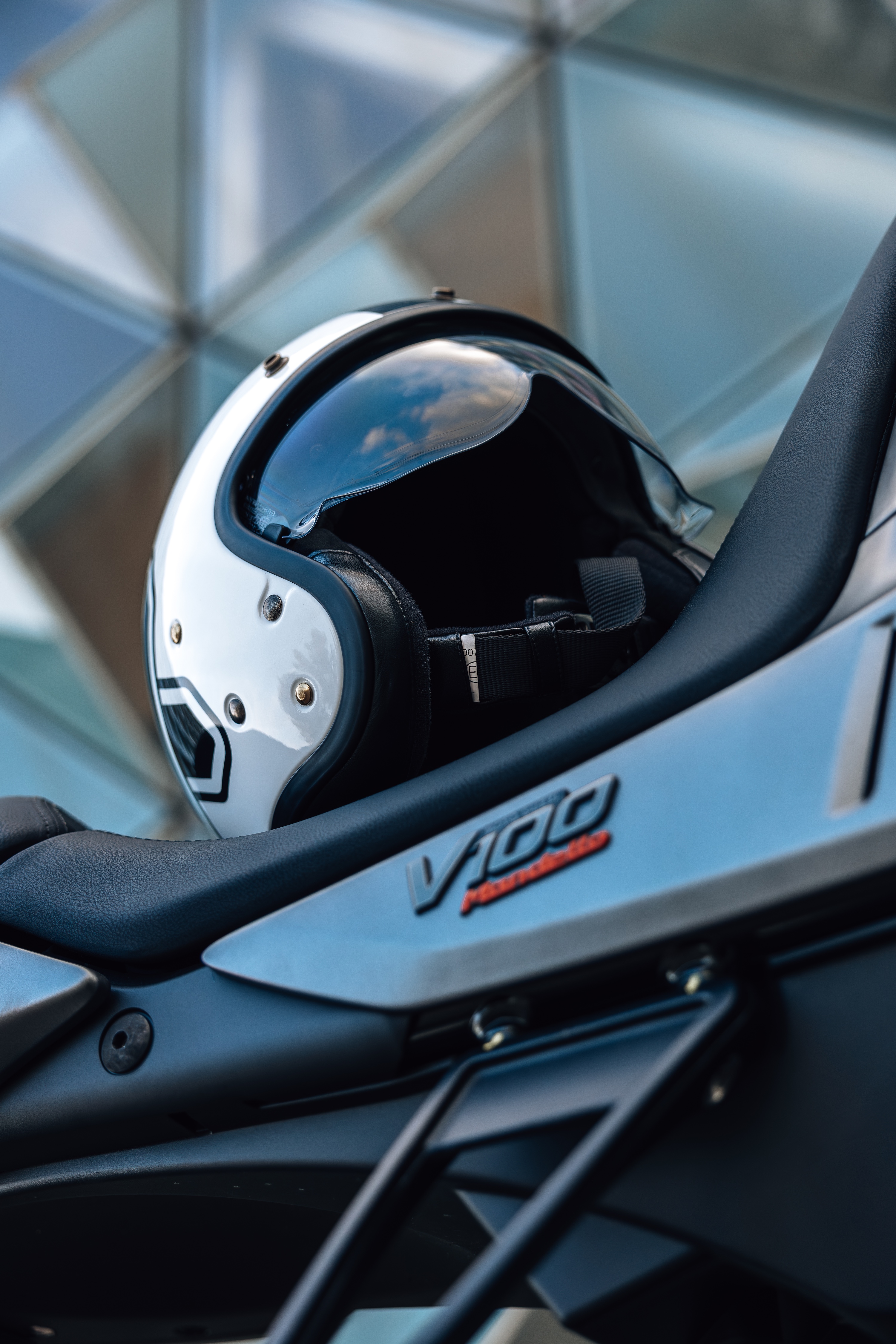 essai moto guzzi v100 mandello  avec le shoei JO 2 cross logo