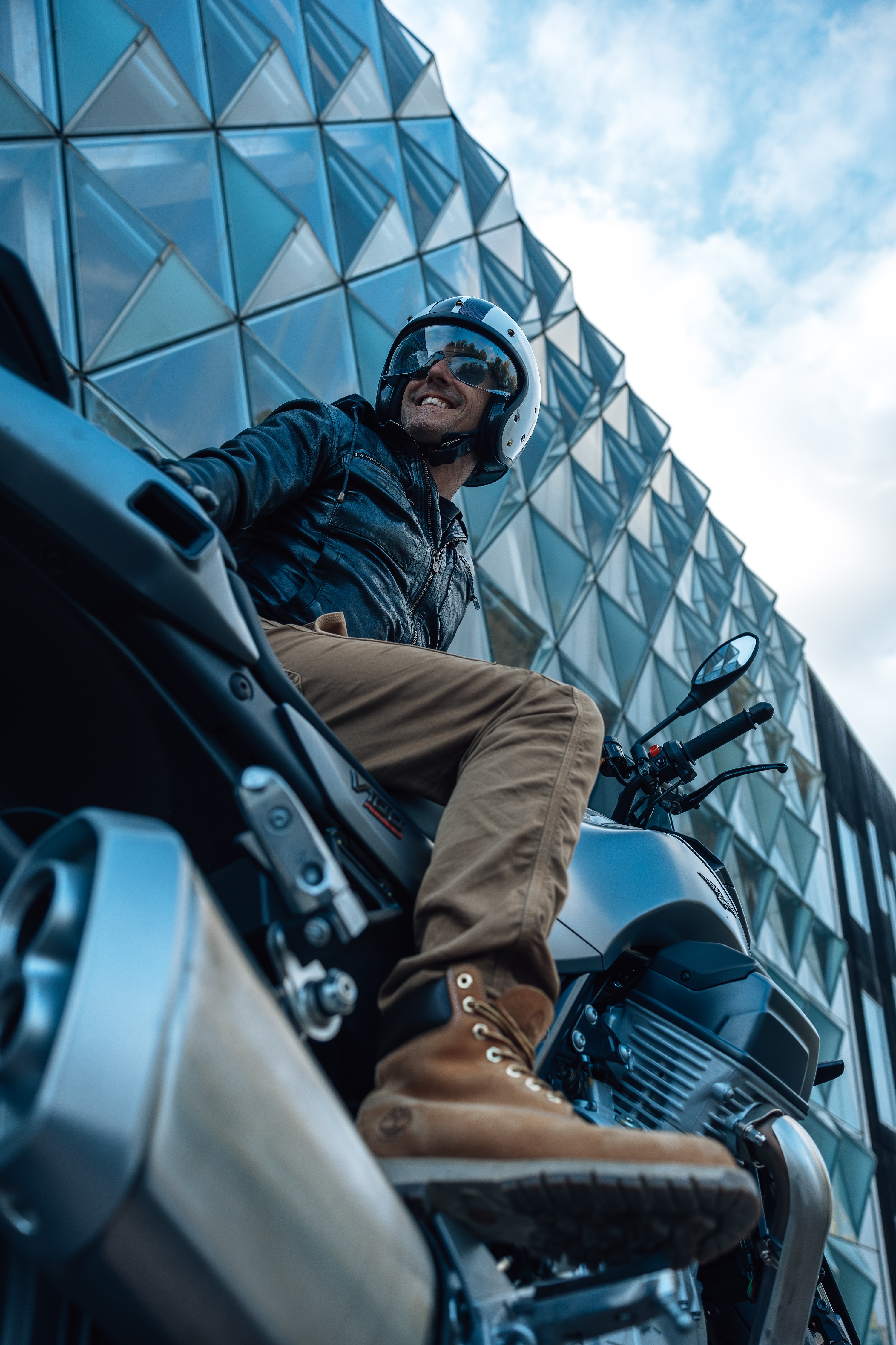 essai moto guzzi v100 mandello avec les détails de la finition 