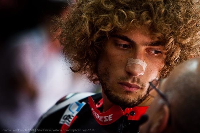 Gros plan de Marco Simoncelli, regard intense et sparadrap sur le nez.