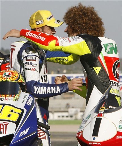 Étreinte entre Valentino Rossi et Marco Simoncelli après une course.