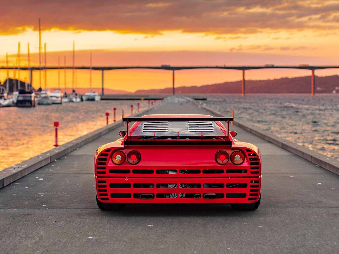 Ferrari 288 GTO Evoluzione garée sur un ponton sur la mer vue de derrière
