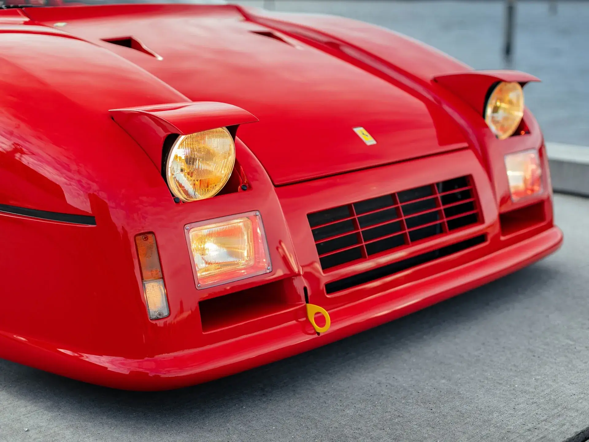 Gros plan sur la face avant et les phares escamotables de la Ferrari 288 GTO Evoluzione.