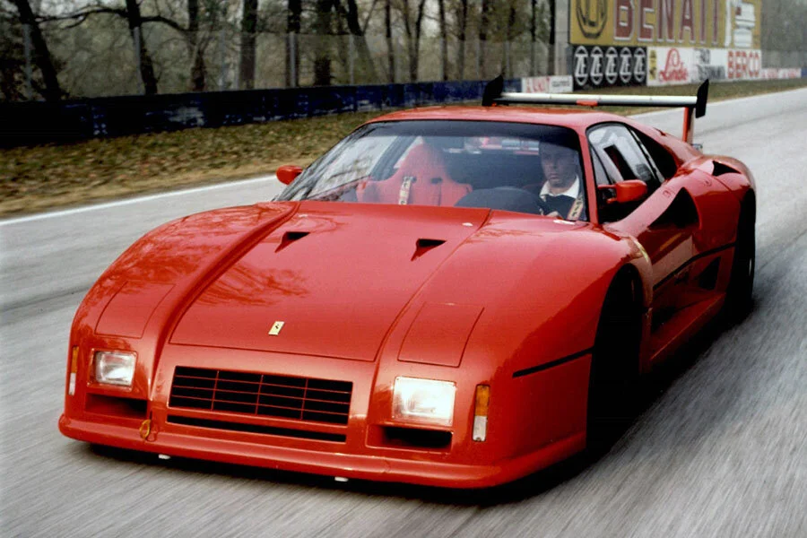 errari 288 GTO Evoluzione en test sur piste à Monza, 1986.