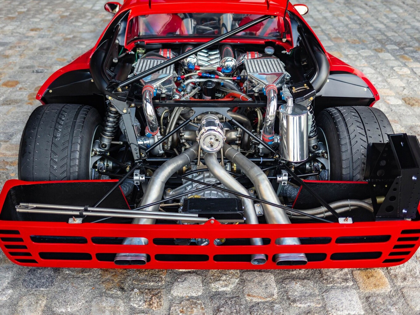 Moteur V8 biturbo visible sous le capot arrière ouvert de la Ferrari 288 GTO Evoluzione.