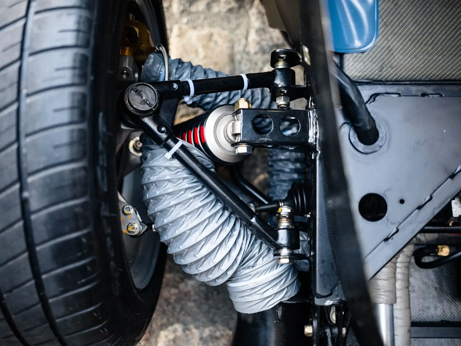 Détail de la suspension et des conduites de refroidissement de la Ferrari 288 GTO Evoluzione.