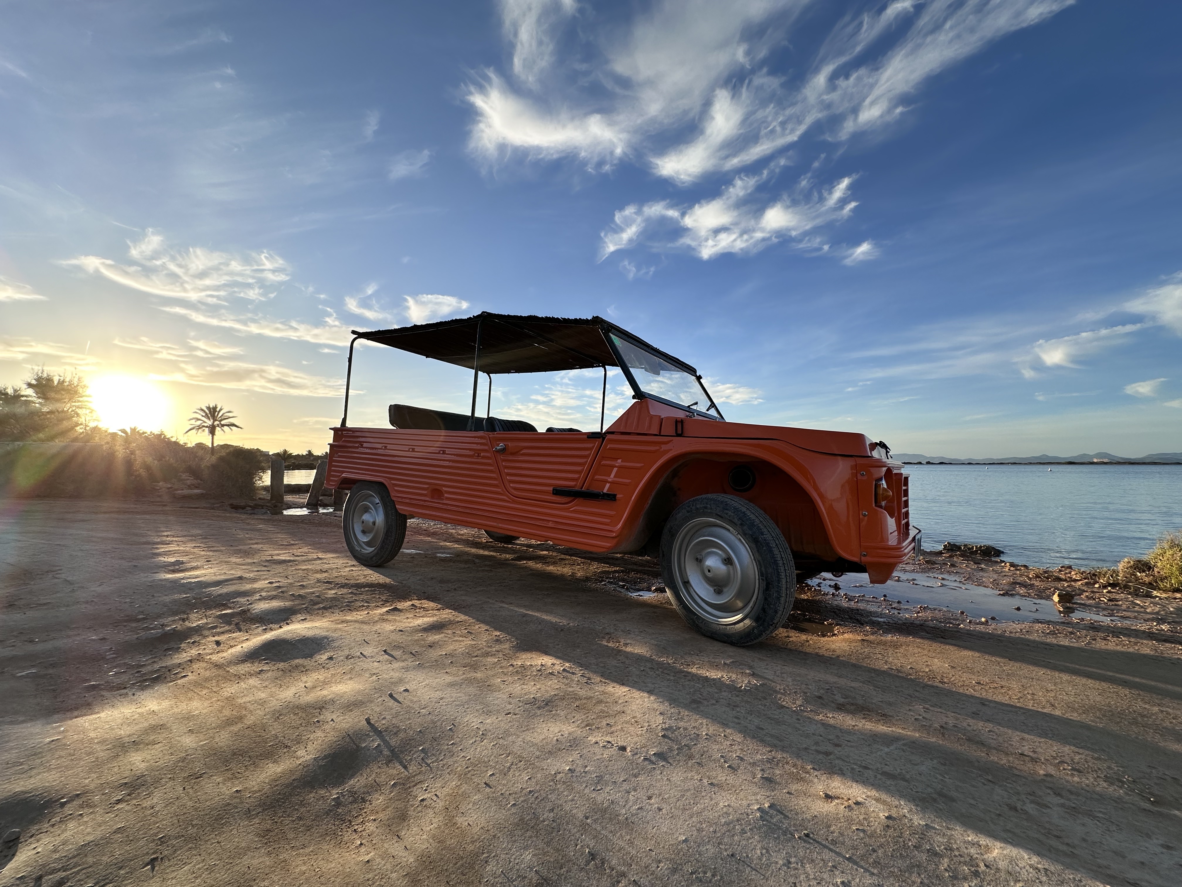 la citroen Mehari de 1981 au coucher de soleil à Formentera