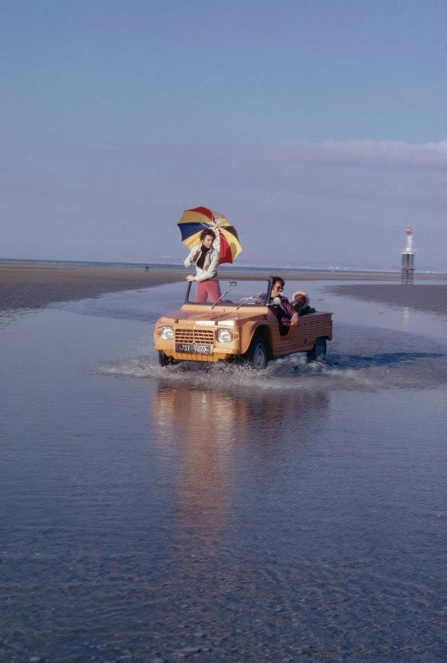 Une Mehari qui traverse une banc de sable à marée basse pour imager sa robustesse