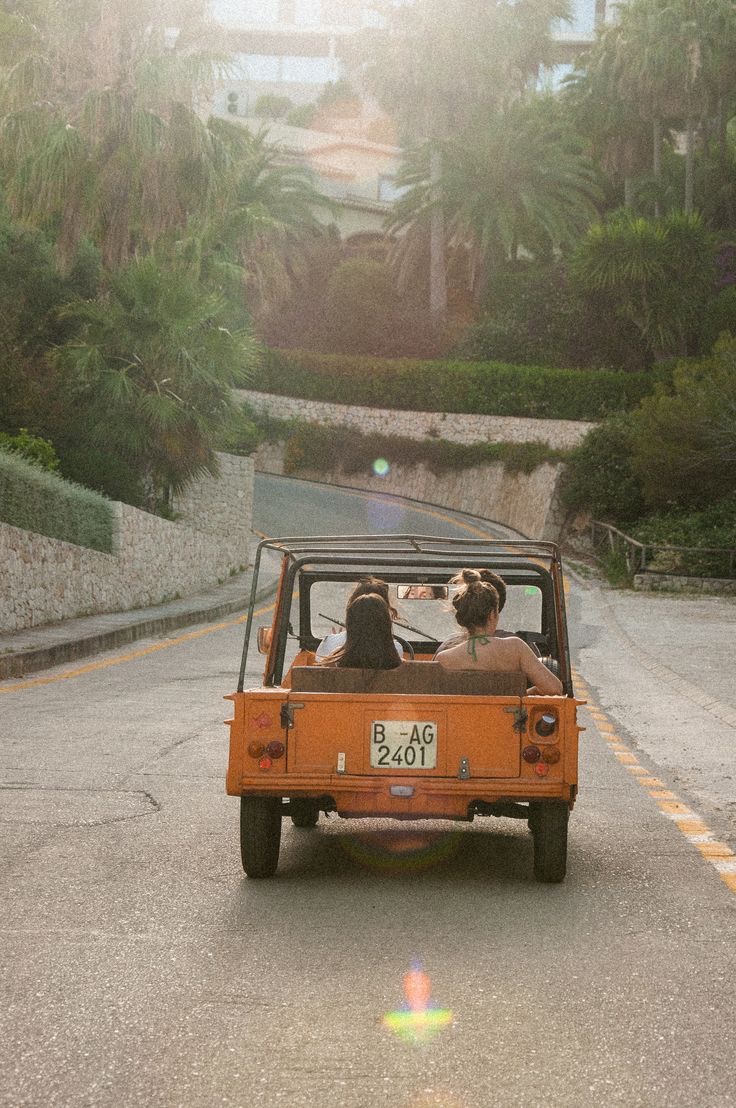 photo d'époqie de la Mehari sur des routes du sud de la France près de Sain Tropez