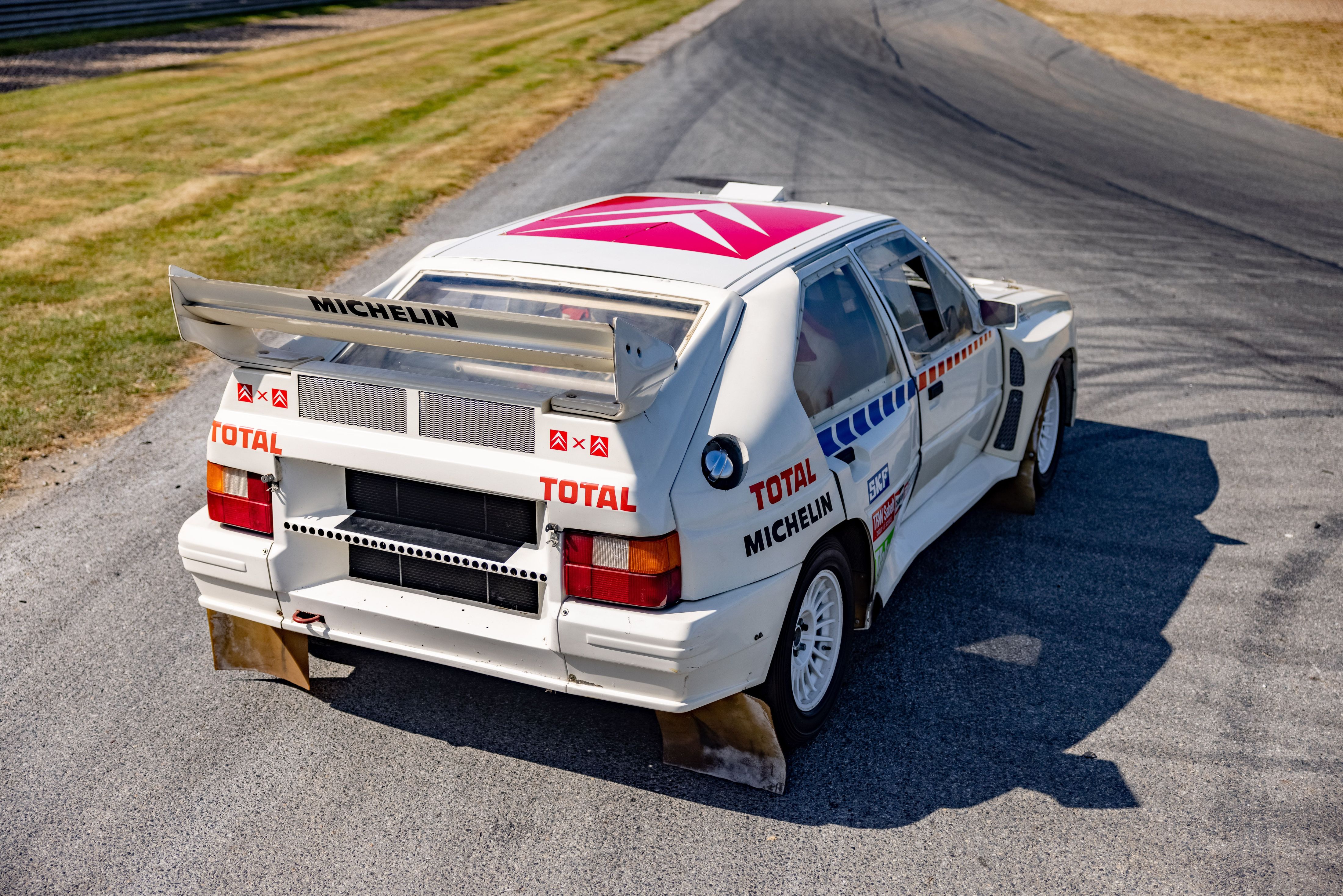 Vue arrière : l’aileron monumental, symbole d’une époque sans limites