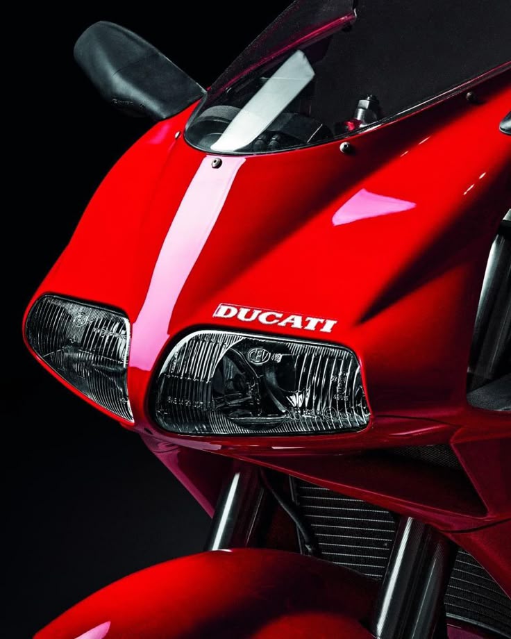 Portrait de la Ducati 916 dessinée par Massimo Tamburini, vue de face avec son double optique emblématique