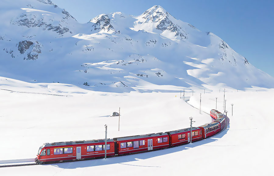 Le Bernina Express vu dans la neige l'hiver