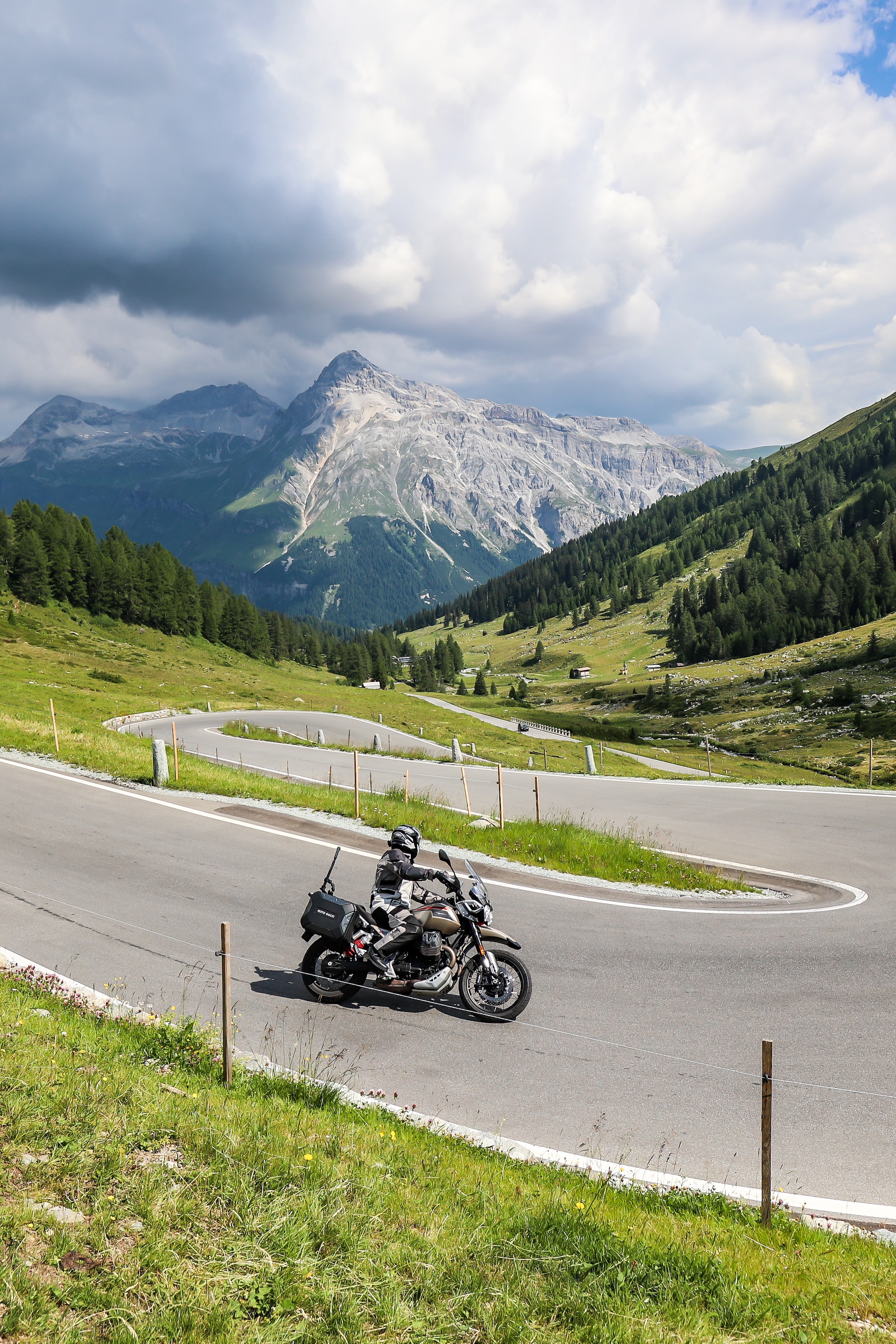une moto guzzi à l'aise dans les virages italiens
