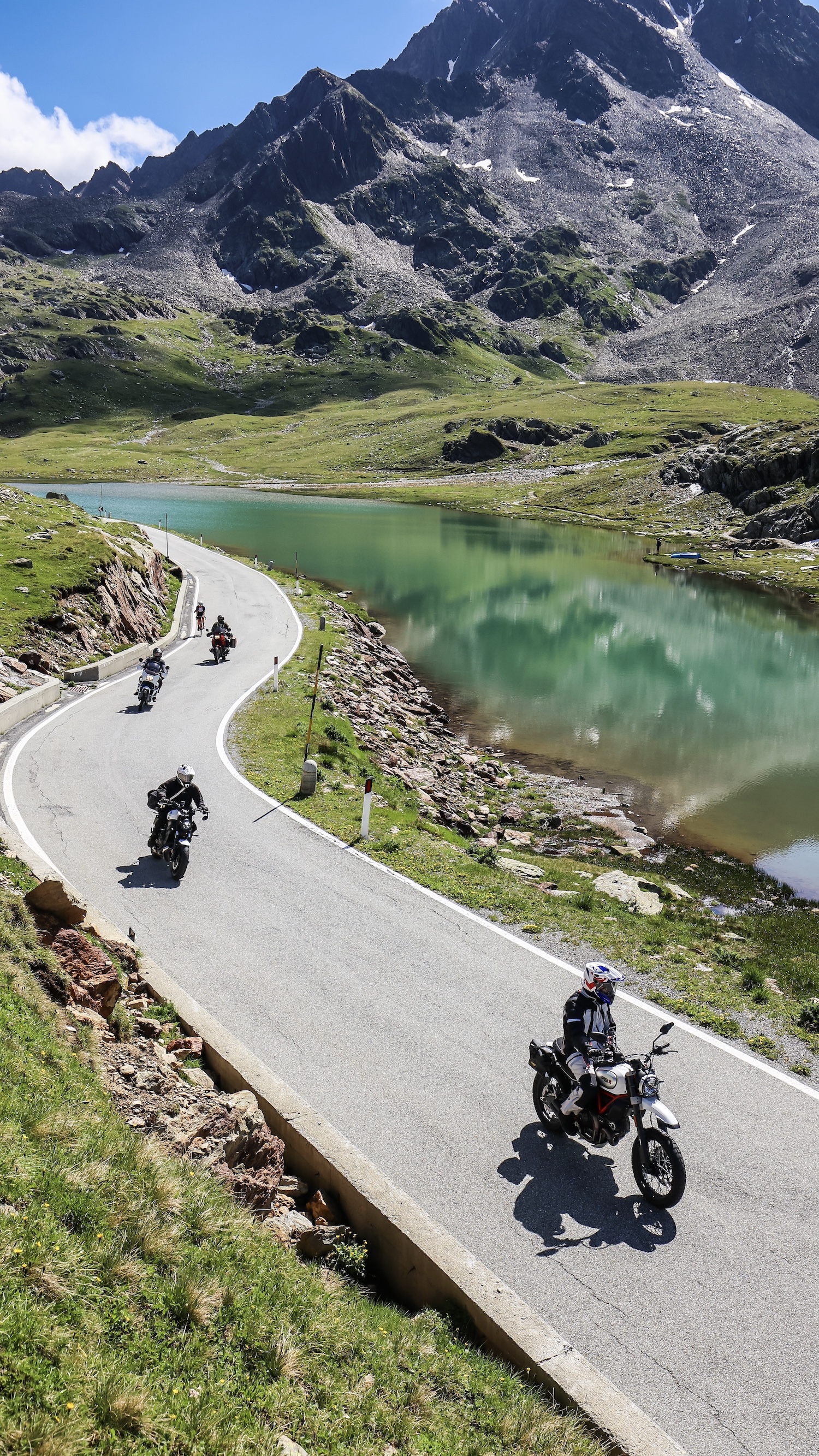 sur le trajet vers l'italie un lac de montagne avec des motos au premier plan