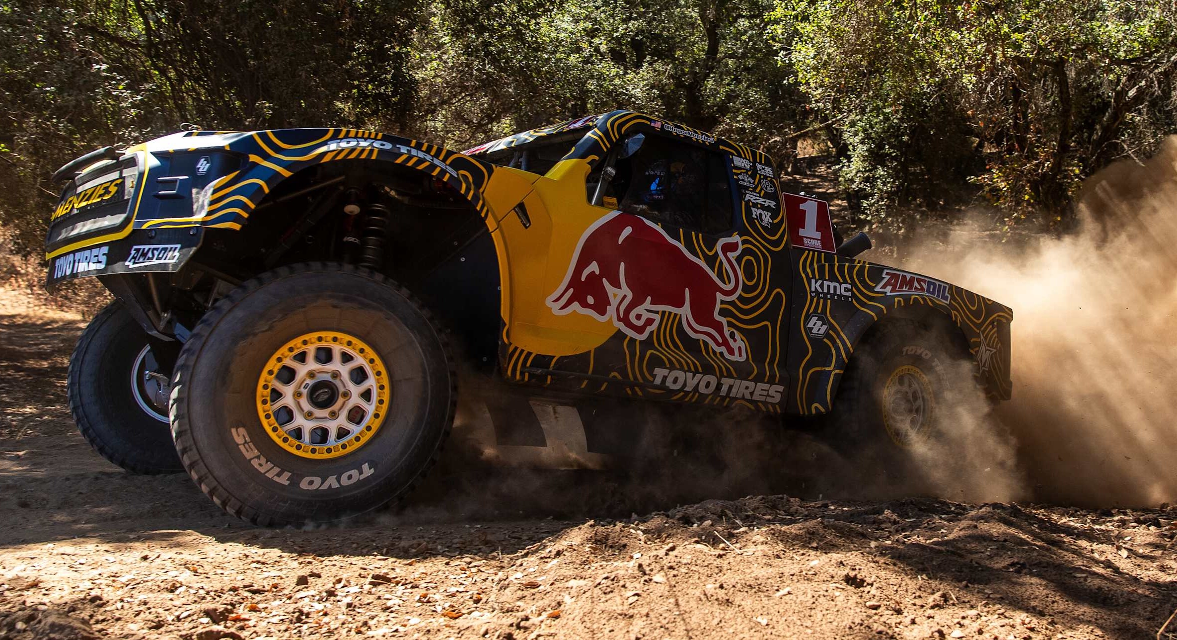un buggy red bull de la baja 1000 sortant du sable