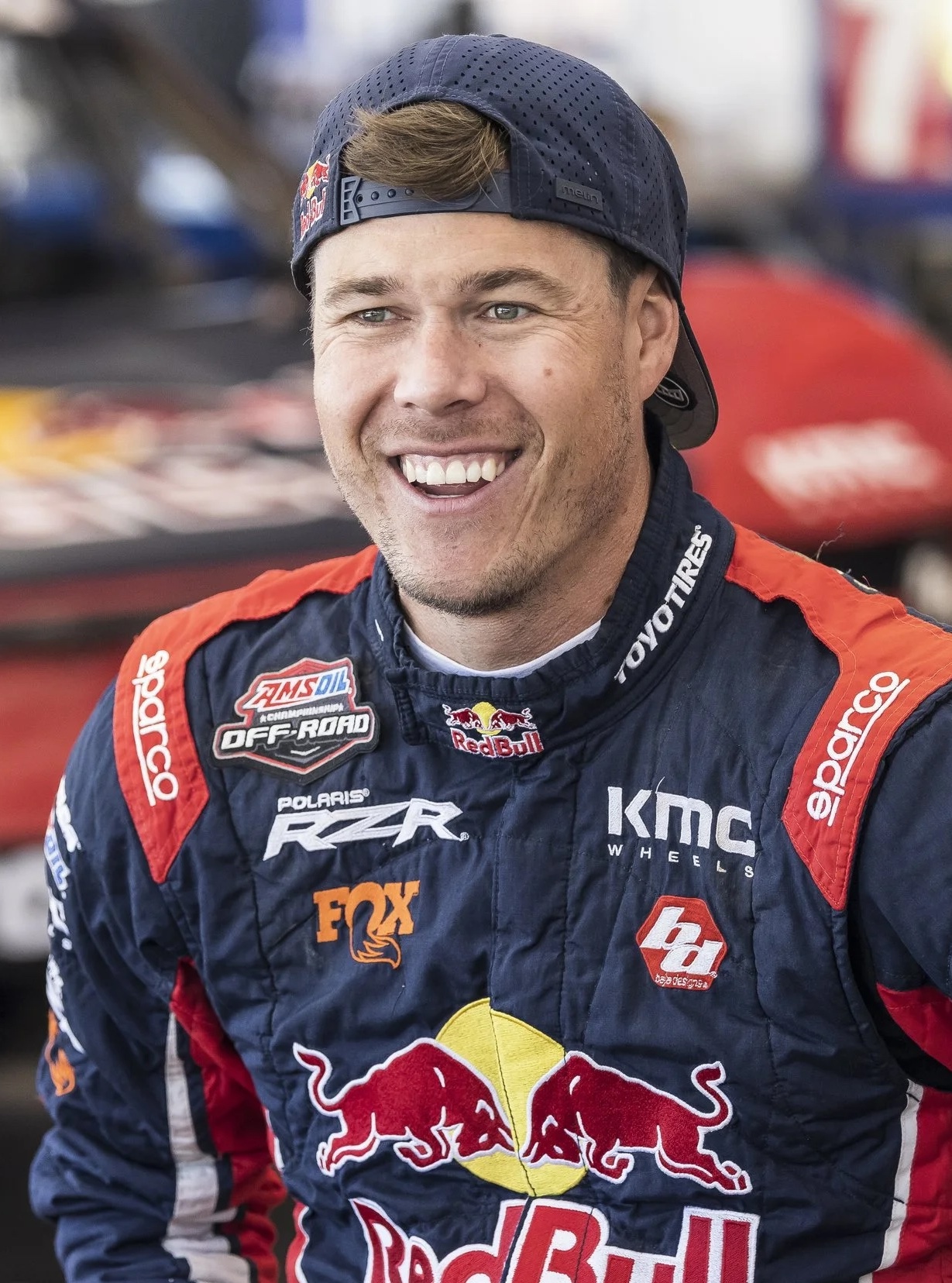 Bryce Menzies est l'un des participants de la Baja 1000 ici tout souriant après une victoire en 2019