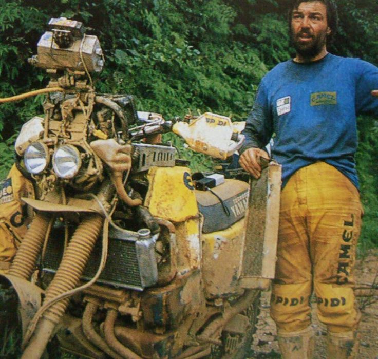 Beppe Gualini à côté de sa moto en panne au camel trophy