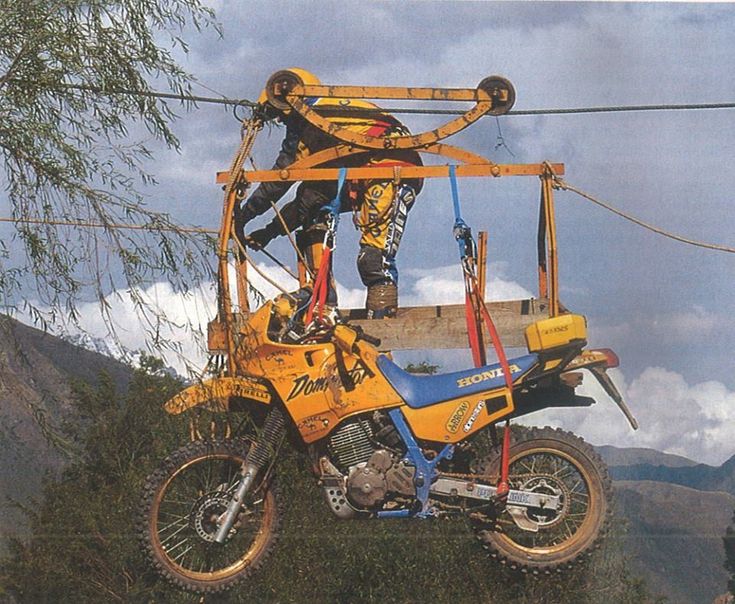 Beppe Gualini en équilibre lors d'un passage de rivière sur le camel trophy en moto