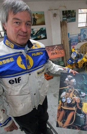 Beppe Gualini 40 ans après le Camel Trophy avec une ancienne photo de lui