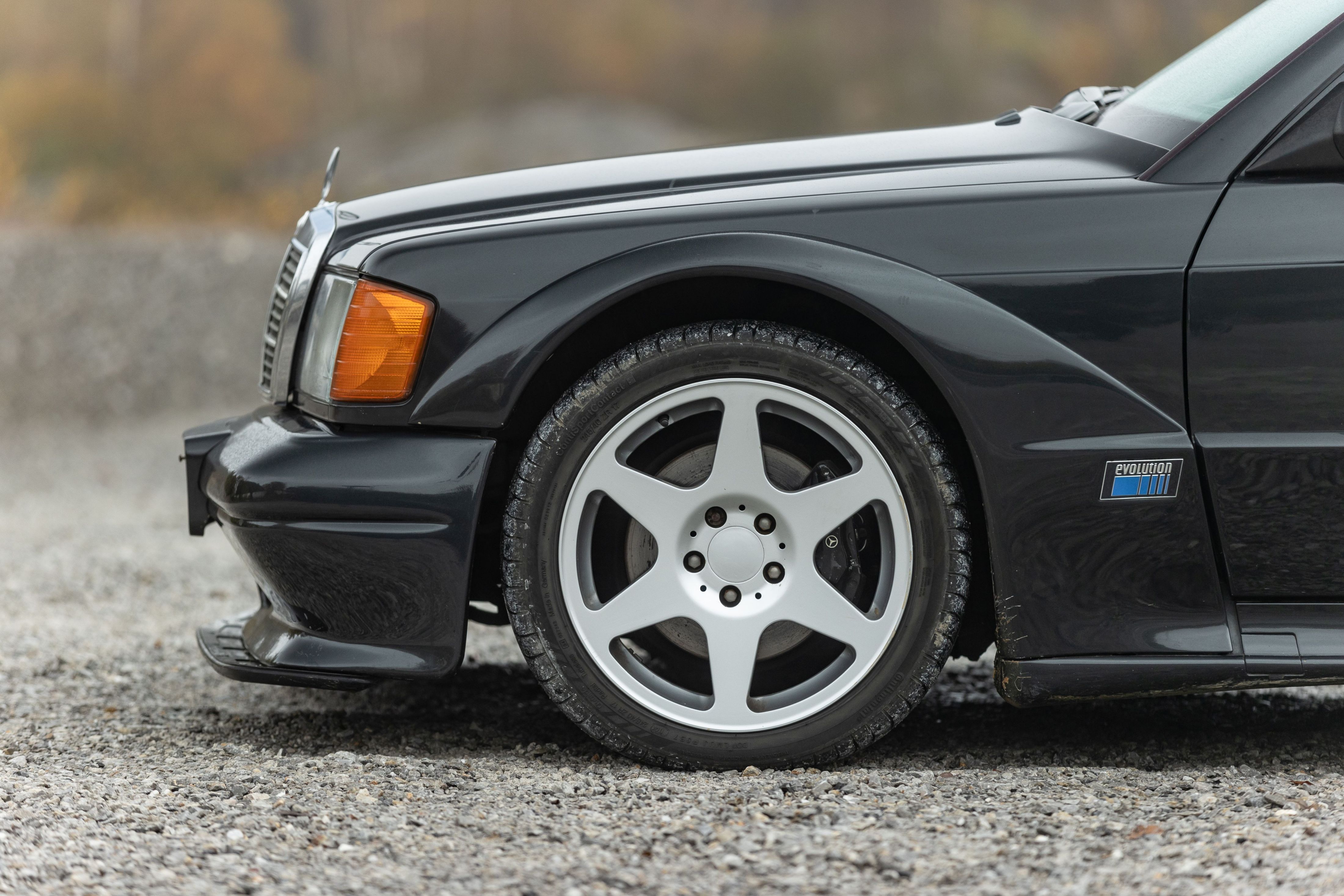 la mercedes 190 evo 2 vue de profil avant ses passages de roues massifs