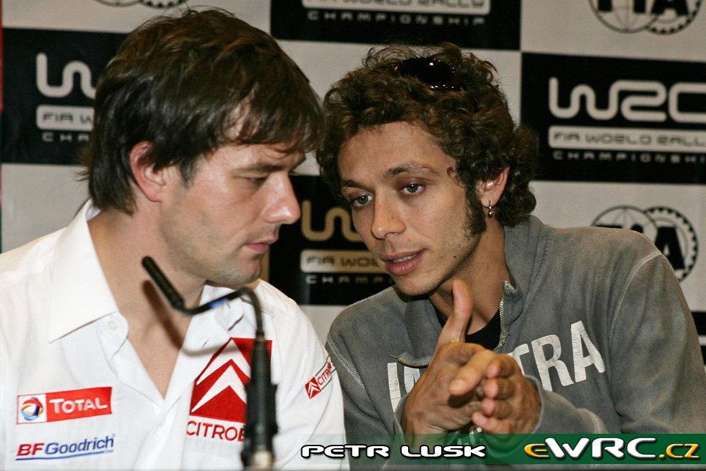 valentino rossi en grande discussion sérieuse avec sébestien loeb en 2006