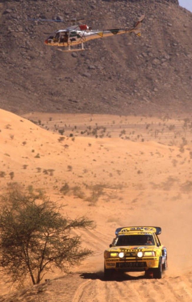 la peugeot 405 T16 sur une piste de sable vue d'hélicoptère