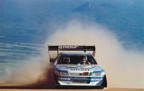 la 405 T16 Pikes Peak en drift avec un nuage de poussière