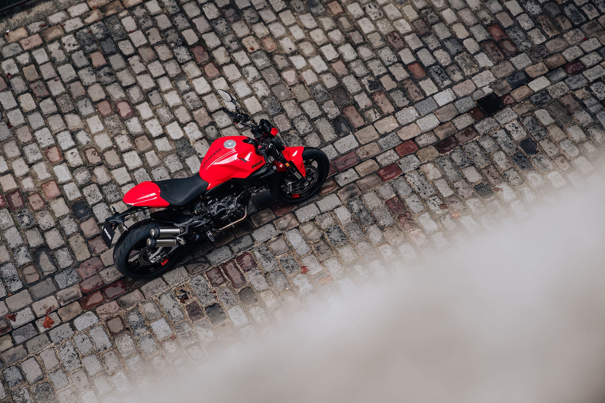 Le Ducati Monster V2 2026 vue de haut sur les pavés de Paris