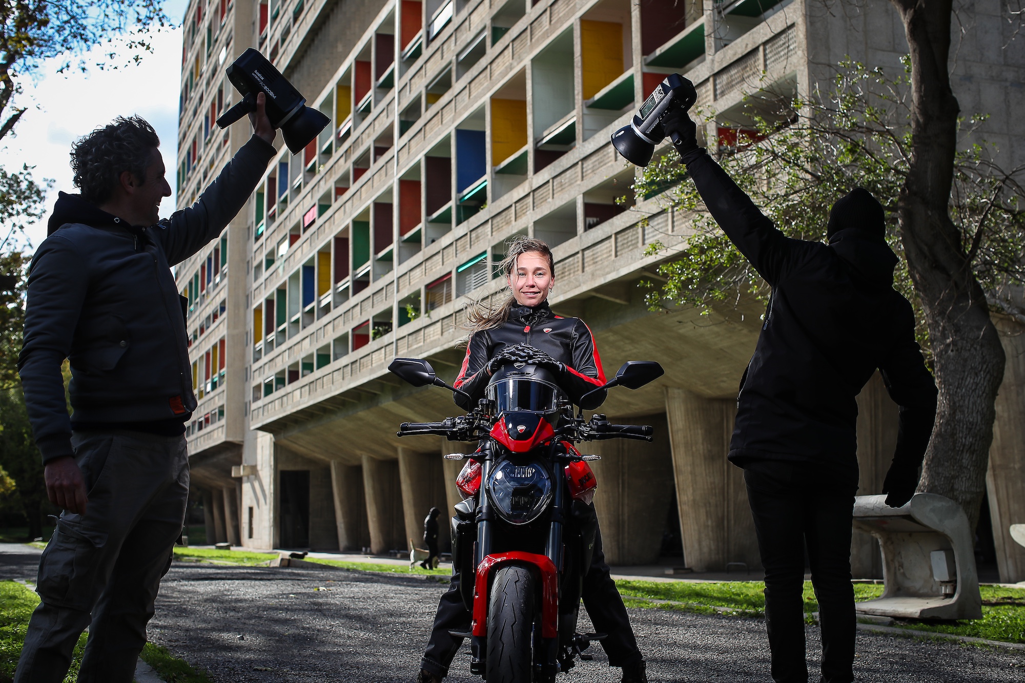 Making of du shooting Ducati Monster 2026 avec brooap à gauche qui tient un flash