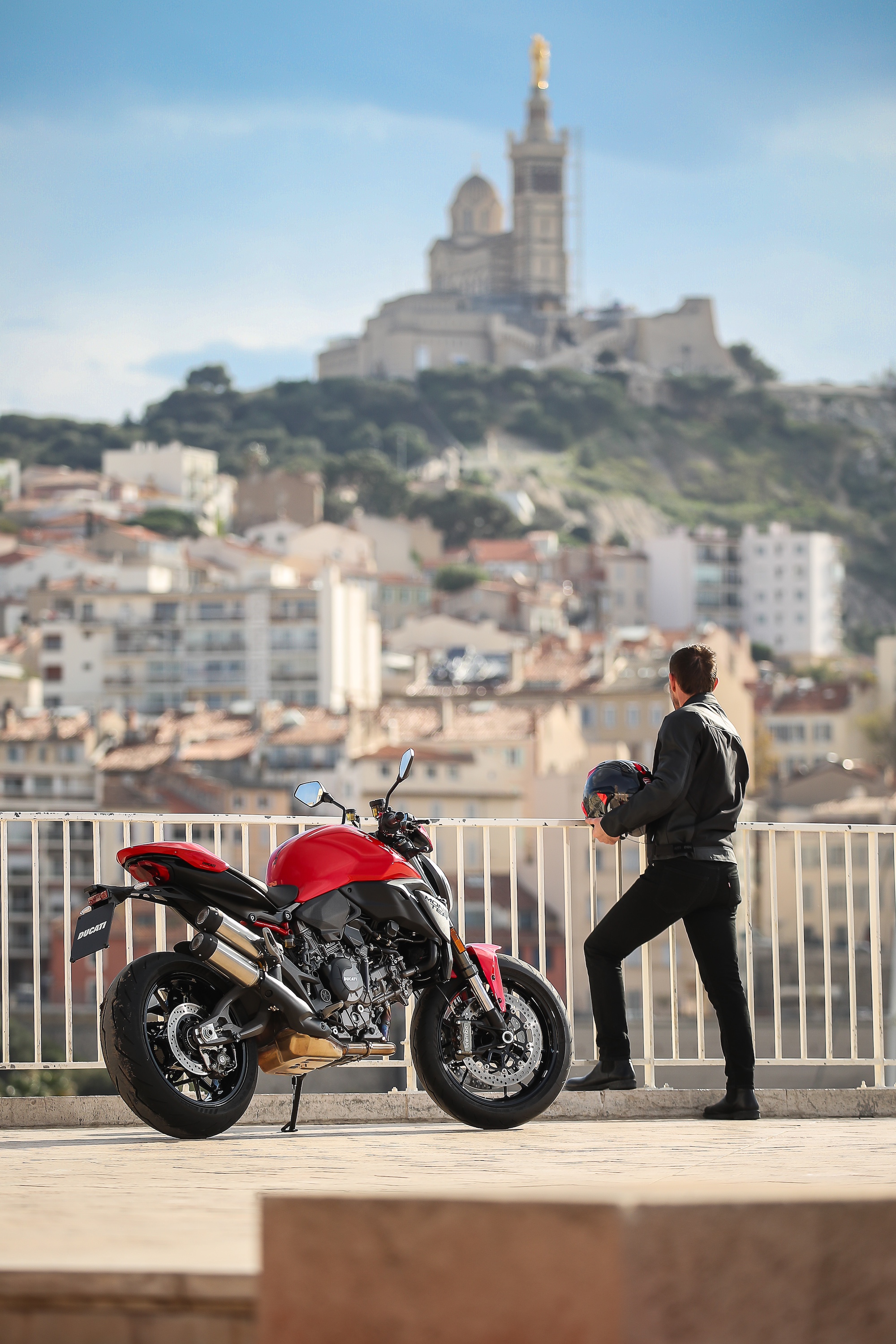 le Ducati Monster V2 2026 fait escale à Marseille avec la Bonne Mere en fond